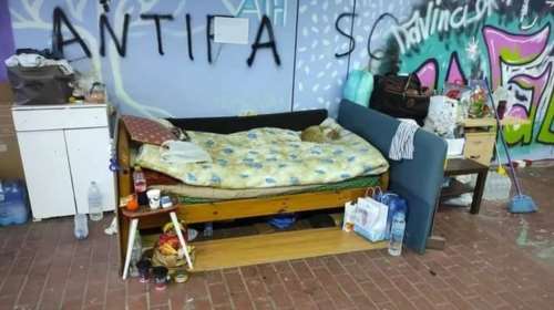 Συγκλονίζει η ιστορία του άστεγου στην Καλλιθέα με τον άρρωστο γάτο του