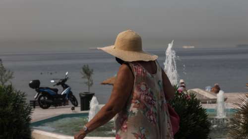 Σκοτείνιασε ο ουρανός στην Αττική - Δυνατή βροχή και χαλάζι σε Φθιώτιδα και Καβάλα: Φωτιά στην Αταλάντη από κεραυνό