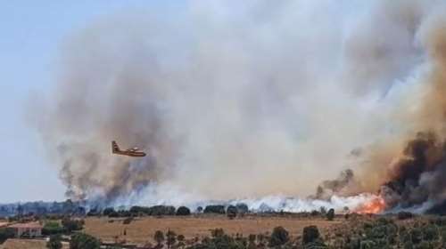 Σε ύφεση η πυρκαγιά στην Κεφαλονιά: Επιχειρούν επίγειες και εναέριες δυνάμεις