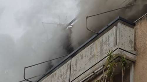 Συναγερμός στην Πυροσβεστική για φωτιά σε διαμέρισμα στο Παγκράτι: Τραυματίστηκε πυροσβέστης [Βίντεο]