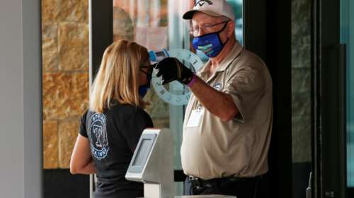 Εκτός από τις διαδηλώσεις επιμένει και ο κορονοϊός στις ΗΠΑ: Νέο κύμα θανάτων με 1.081 οι νεκροί σε ένα 24ωρο
