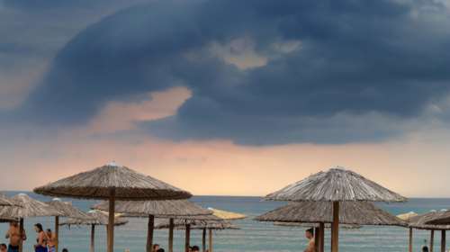 Δροσίζει ο καιρός καθώς υποχωρεί λίγο η ζέστη - Αναμένονται τοπικές μπόρες