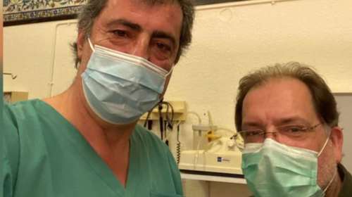 Ο Πολάκης έβαλε την πράσινη ρόμπα και χειρούργησε στο ιατρείο της Βουλής - Αφαίρεσε κύστη από εργαζόμενο