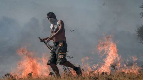 Σε εξέλιξη οι φωτιές σε Λαύριο και Βίλια: Πού έχει διακοπεί η κυκλοφορία