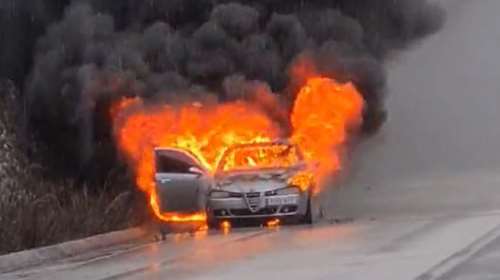 Ηγουμενίτσα: Αυτοκίνητο άρπαξε φωτιά εν κινήσει - Δύσκολες στιγμές για την οικογένεια που επέβαινε [Βίντεο]