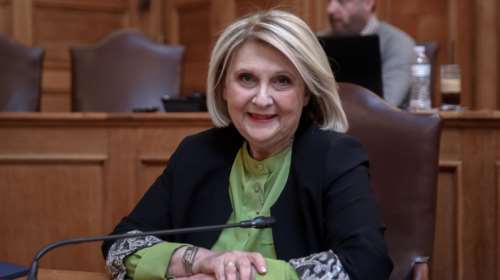 Εποχικοί πυροσβέστες κατά Βούλτεψη: &quot;Να κάτσει στο κλιματιστικό της και να πιει τον καφέ της&quot;