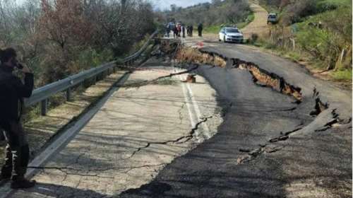 Καθίζηση στην εθνική οδό Πατρών - Τριπόλεως, "κόπηκε" η σύνδεση προς Πάτρα
