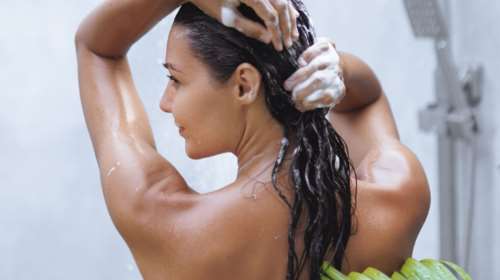 To μυστικό των hair experts που διπλασιάζει την αποτελεσματικότητα του σαμπουάν