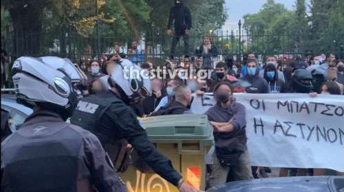 Ένταση στο ΑΠΘ μεταξύ νεαρών και αστυνομικών - Πανό στη Σχολή Θετικών Επιστημών
