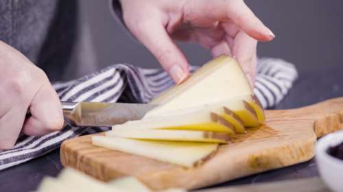 Ποια τυριά έχουν λιγότερο αλάτι; Η λίστα με τα πιο &quot;καθαρά&quot; και τα πιο αλμυρά