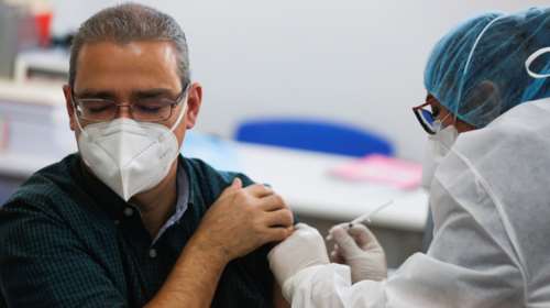 Τσιβγούλης για AstraZeneca: Σπάνια η επιπλοκή που προκαλεί το εμβόλιο - Τι να προσέξουμε [audio]