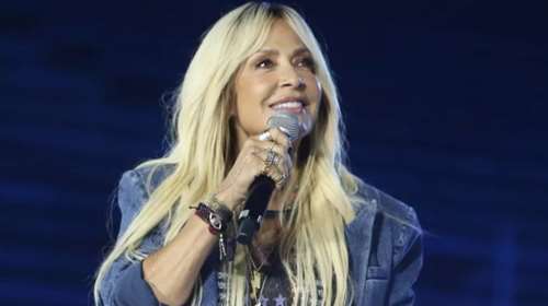 Η Άννα Βίσση με τον Νίκο Καρβέλα: Τραγούδησε στην πλατεία Αριστοτέλους και έγινε viral