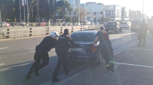 Γεννητούρια στην Κηφισίας με τη βοήθεια Πυροσβεστών και Αστυνομικών! [Εικόνες]