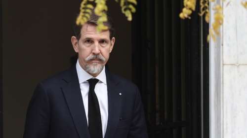 Παύλος: Οι ευχές του για &quot;καλή χρονιά&quot; έξω από το διαμέρισμά του στην Αθήνα [βίντεο]