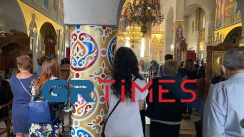 Κορονοϊός: Απίστευτος συνωστισμός σε εκκλησία της Ξάνθης - Χωρίς μάσκες και αποστάσεις [Εικόνες]