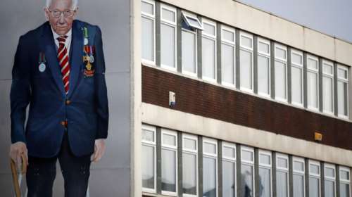 Η Βρετανία πενθεί τον ήρωα του lockdown, τον κάπτεν Τομ Μουρ [εικόνες]