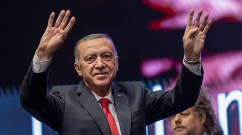 Τουρκία: &quot;Ολες οι αγκαλιές μου είναι για σένα&quot; - Τραγούδι... αγάπης αφιέρωσαν οι νέοι του κόμματος στον Ερντογάν