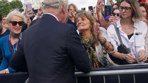 Jenny Assiminios: Η Κύπρια που φίλησε τον Κάρολο έξω απο το  Μπάκιγχαμ - &quot;Έπρεπε να το κάνω&quot; [Βίντεο]