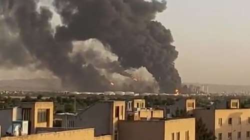 Ο καπνός σκέπασε το Ιράν: Στις φλόγες έχει τυλιχθεί διυλιστήριο στην Τεχεράνη [Βίντεο]