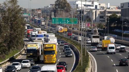 Κορυφώνεται η έξοδος των εκδρομέων  - Καθυστερήσεις σε Αττική Οδό, ουρές στα διόδια Ελευσίνας