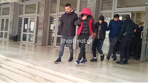 Ποινική δίωξη στους συλληφθέντες για το τρανσφοβικό πογκρόμ στη Θεσσαλονίκη - Ανήλικοι οι 12 [εικόνες - βίντεο]