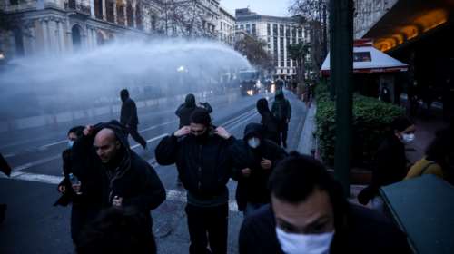 Σύνταγμα: Επεισόδια και χημικά στη συγκέντρωση για Κουφοντίνα [Εικόνες - βίντεο]