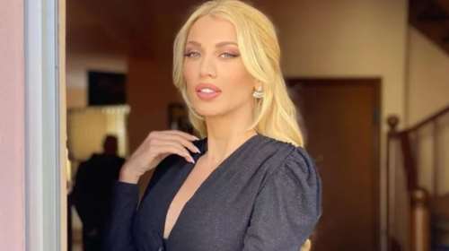 Καλλίγραμμη με κίτρινο μαγιό στα 21 της η Κωνσταντίνα Σπυροπούλου