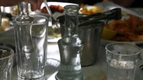 Λαμία-Δεν καταλαβαίνουν τίποτα: Τσουχτερό πρόστιμο και αυτόφωρο για τα τσίπουρα