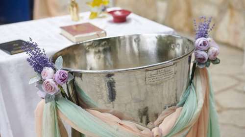 Χειροπέδες και &quot;λουκέτο&quot; για κορονο-βάφτιση σε ξενοδοχείο του Λασιθίου