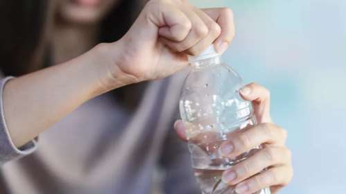 Πέντε λόγοι για να μην πίνεις νερό από πλαστικά μπουκάλια