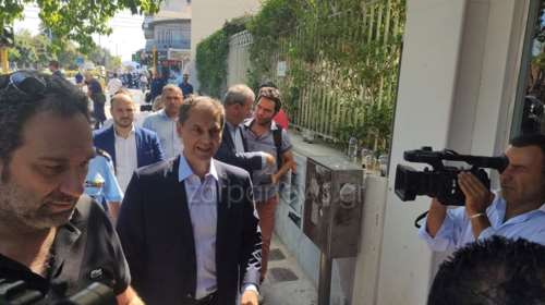 &quot;Θερμή&quot; υποδοχή Χάρη Θεοχάρη στα Χανιά - Διαδηλωτές και ΜΑΤ έξω από το Επιμελητήριο [εικόνες και βίντεο]