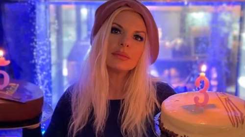 Ανδρέας Καρβέλας: Η Ανίτα Πάνια και ο Νίκος Καρβέλας σε μία σπάνια φωτογραφία αγκαλιά με τον 15χρονο γιο τους