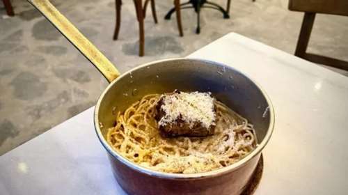 Ρέμα Φλόγα: Το νέο κυκλαδίτικο μπιστρό της Παροικιάς που ψήνει μεράκι στα ξύλα και σερβίρει μνήμη και νοστιμιά