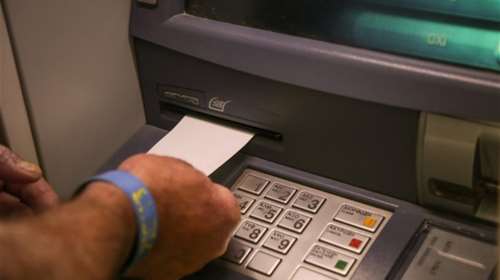 Aναλήψεις από τα ΑΤΜ χωρίς προμήθεια από τις 11 Αυγούστου  - Τι προβλέπει η τροπολογία