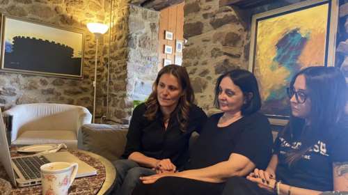 Τέμπη: H Mπέττυ Μπαζιάνα συναντήθηκε με συγγενείς των θυμάτων της τραγωδίας