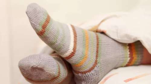 Ειδικοί αποκαλύπτουν: Οι κίνδυνοι που κρύβουν οι κάλτσες για τα πόδια σου