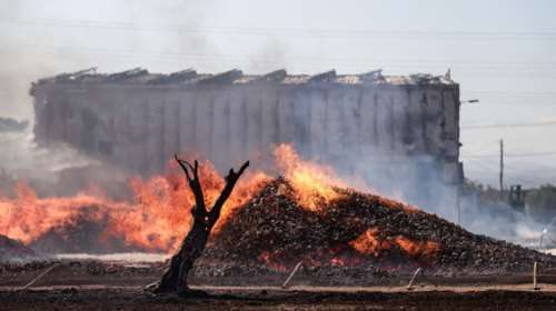 Ασπρόπυργος: Εικόνες καταστροφής από τη φωτιά σε αποθήκη ξυλείας - Στάχτη και αποκαΐδια  [Εικόνες - Βίντεο]