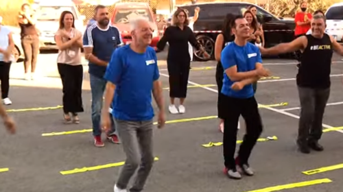 &quot;Άσκηση στον Εργασιακό Χώρο&quot;: Ο υπουργός Παιδείας της Κύπρου κάνει γυμναστική στο προαύλιο του Υπουργείου [Βίντεο]