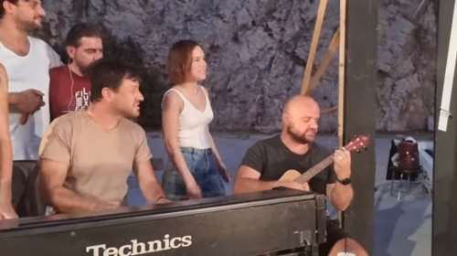 Εκπληξη: Ο ηθοποιός Μάκης Παπαδημητρίου σε ρόλο τραγουδιστή, δίπλα στον Γιάννη Μαθέ [βίντεο]