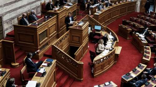 Γεννηματά και ΚΚΕ βλέπουν διχασμό και πόλωση πίσω από την αντιπαράθεση στη Βουλή