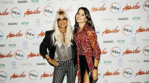 Άννα Βίσση: Η τρυφερή αγκαλιά με τον Γιάννη και τη Δήμητρα Κούστα σε ατμοσφαιρικό εστιατόριο του Παρισιού