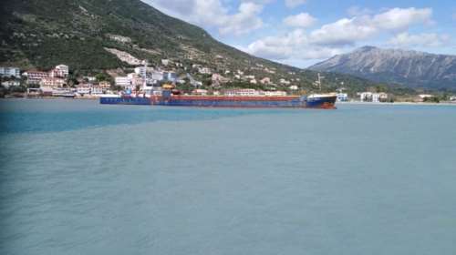 Λευκάδα: Φορτηγό πλοίο προσάραξε στον όρμο της Βασιλικής [Εικόνες]