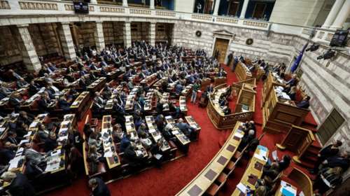 Σε "ρυθμούς" κορονοϊού η Βουλή: Λιγότερες ομιλίες, ψηφοφορίες ανά ομάδες