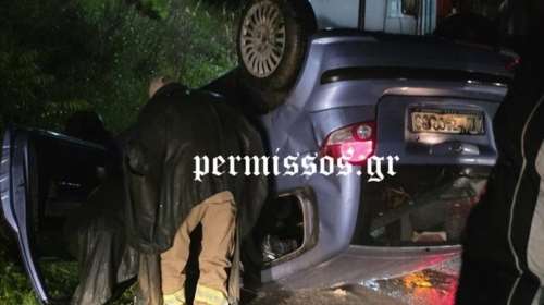 Θήβα: Ανατροπή αυτοκινήτου στα Βάγια λόγω κακοκαιρίας- Εγκλωβισμένοι οι επιβαίνοντες