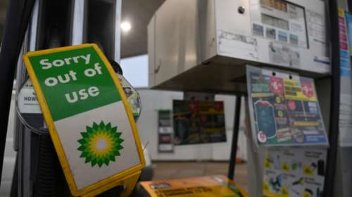 Βρετανία: Ατελείωτες ουρές στα πρατήρια και δελτίο στα καύσιμα λόγω των ελλείψεων