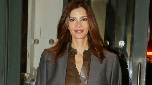 Over 40:  Η Κατερίνα Λέχου φόρεσε με υποδειγματικό τρόπο το μίνι τζιν φόρεμα