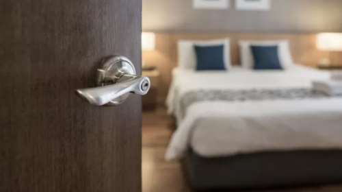 Κρυφή κάμερα σε ξενοδοχείο: Ερευνα αν ο ξενοδόχος διέρρευσε το υλικό με οικονομικό όφελος - &quot;Ζητούσε και από άλλους να μείνουν εκεί…&quot;