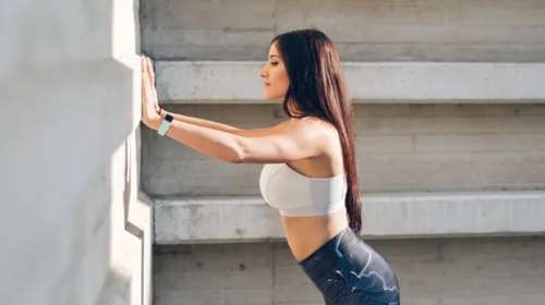 Wall Pilates: 5 απλές ασκήσεις στον τοίχο για μετά τα 50