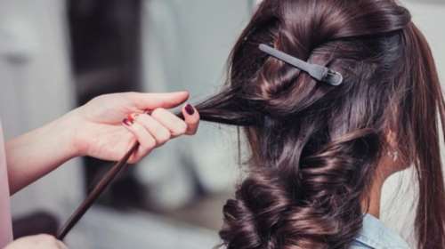 Φρενίτιδα με τις λίστες αναμονής στα κομμωτήρια: Είχα τηλέφωνο για ραντεβού στις 4 τα ξημερώματα