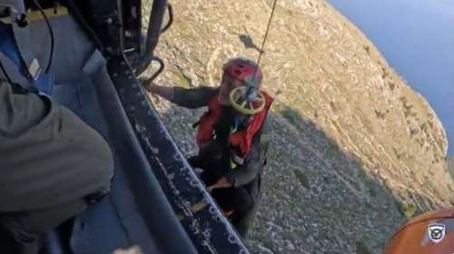 Η στιγμή της διάσωσης τραυματία στο όρος Άθως με ελικόπτερο Super Puma [βίντεο]